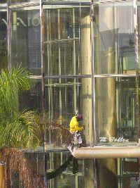 Fensterputzer in angeseilt an einem Gebäude in Bangkok