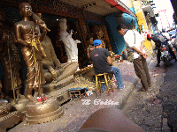 Arbeiten an einem Buddah in den Strassen von Bangkok