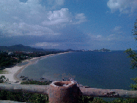 Blick vom Berg über den Strand von Hua hin