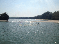 Blick auf eine Sanddne bei der Ausfahrt Hafen Krabi