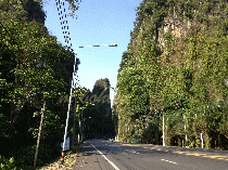 Auf dem Weg nach Krabi auf einer Straße zwischen den unvergleichlichen Bergen