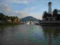 Hafen von Phuket mit rechts einem Leuchtturm