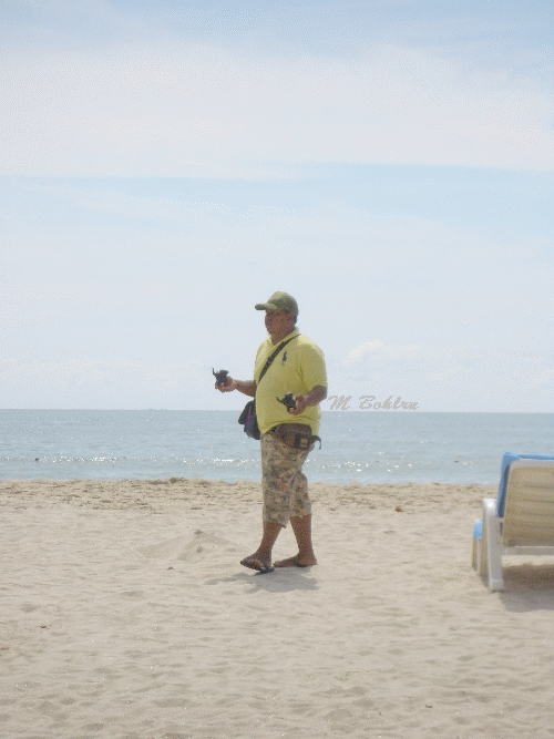 Ein typischer Strandverkaeufer mit Holzschnitzereien