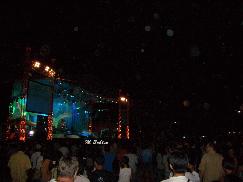Ein Festival mit bunten Lampen am Strand von Phuket Beach