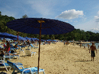 Liegen am weißen Sandstrand von Phuket