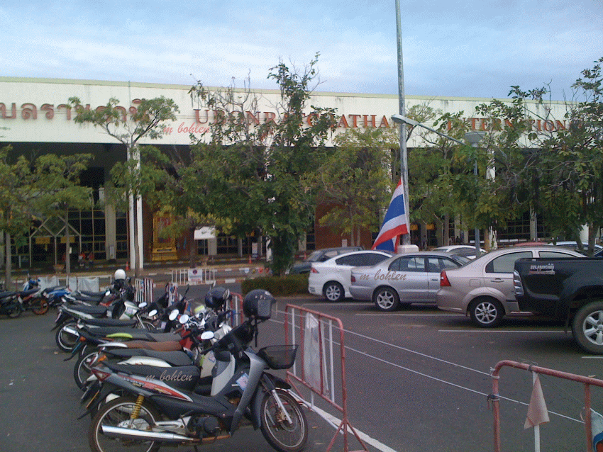 Blick vom Parkplatz auf den Flughafen Ubon Ratchathani