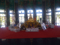 Eine golden Glocke im Wat Pa Ban Kho UdonThani