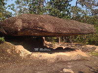 Riesen Steinplatten als Unterschlupf  im Udon Thani Stones Garden