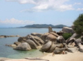 Strand mit Steinen